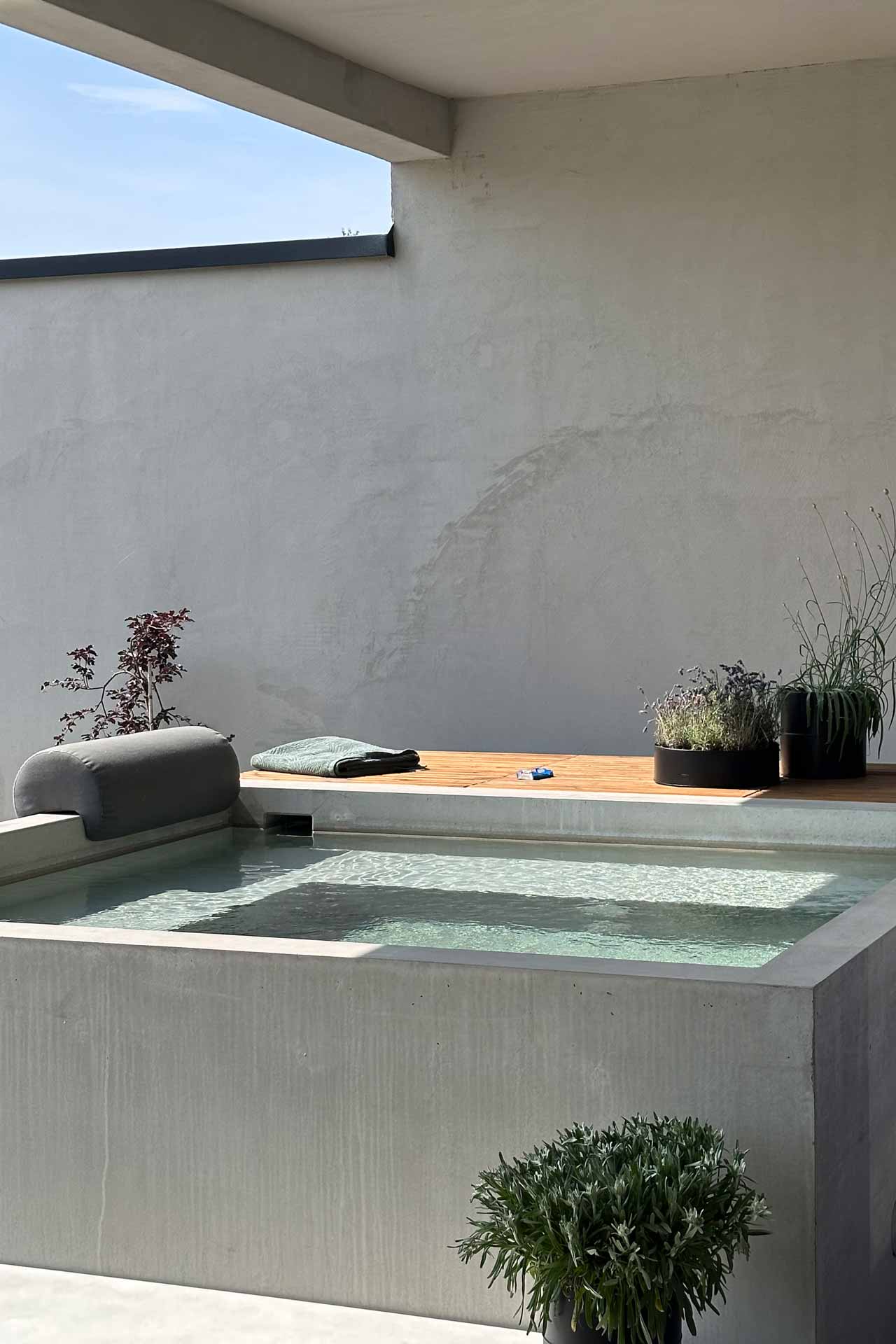 cover-1-tantan_concrete_pool-betonmoebel-1